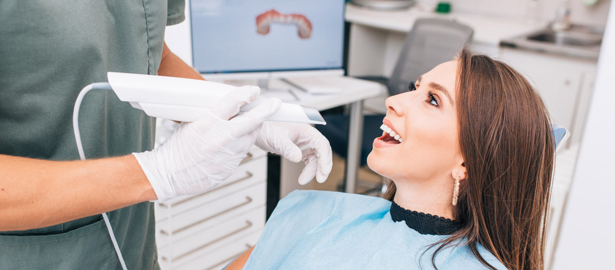 Patientin beim digitalen Zahnabdruck mit dem Intraoralscanner – Zahnarztpraxis in Langfort, Langenfeld