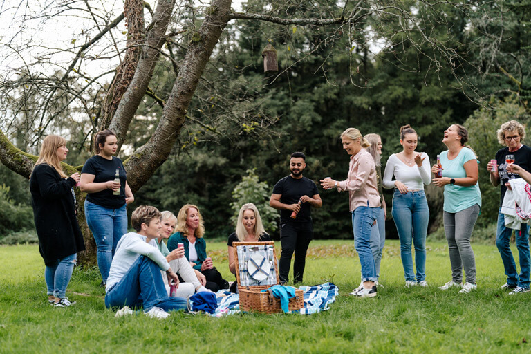 Team der Zahnarztpraxis in Langfort beim Picknick im Park