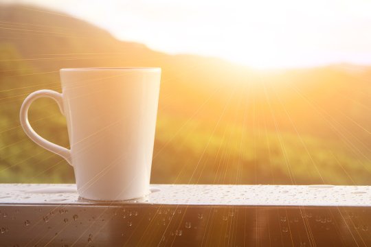 Kaffeetasse im Morgenlicht – erholsamer Schlaf mit der Unterkieferprotrusionsschiene