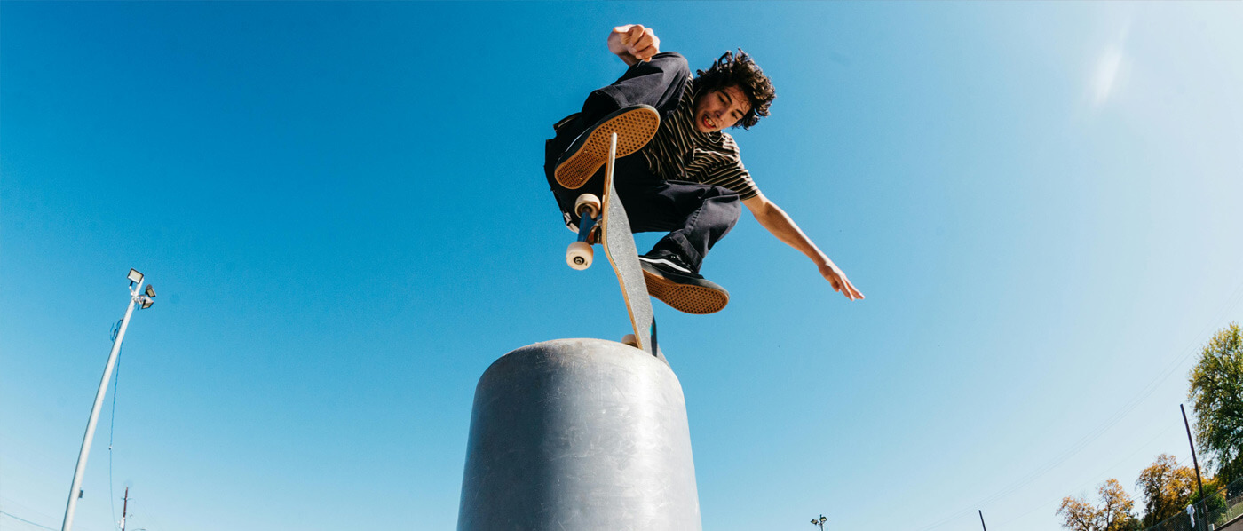 Skateboarder im Sprung – Erste Hilfe beim Zahnunfall