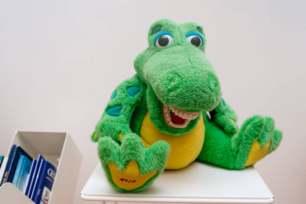 Praxismaskottchen Poldi wartet auf die kleinen Patienten
